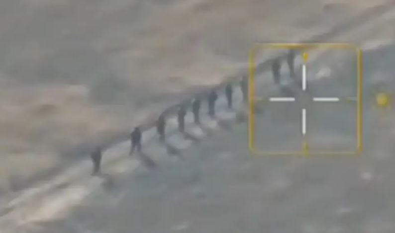 Trong những ngày qua, nhiều lính Ukraine ở khu vực xung quanh Ugledar đã ra hàng. Trang Topwar vừa công bố đoạn video của một tốp lính Ukraine ra hàng quân Nga. Trong đoạn video được quay bằng UAV, lính Ukraine bị quân Nga của đơn vị xe tăng thuộc nhóm Vostok bắt làm tù bình tại Buryatia, đang đi bộ qua một cánh đồng. (Nguồn ảnh: Liveuamap, Topwar).