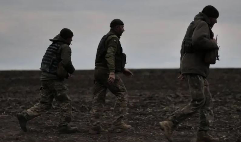 Phóng viên quân sự Yuri Kotenokc của Nga cho biết, quân Nga đã tiến tới một điểm cao có giá trị chiến thuật ở phía đông bắc Prechistovka; giúp họ kiểm soát các vị trí chủ chốt trong khu vực, gây khó khăn cho phía Ukraine trong việc cơ động phản công và phòng ngự (ảnh quân Ukraine ở Ugledar ra hàng quân Nga).