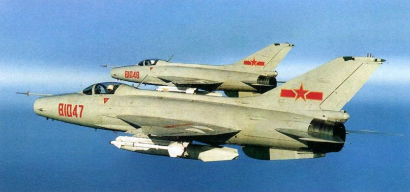 Các phân đội máy bay luân phiên này, ngoài một đơn vị máy bay của Không quân PLA thường trú tại sân bay Ngoại Sa Sán Đầu, được cho là đang sử dụng tiêm kích J-7E, loại máy bay đánh chặn hạng nhẹ, do Trung Quốc sao chép máy bay đánh chặn MiG-21 của Liên Xô từ những năm 1960, nhưng đã được Trung Quốc cải tiến.