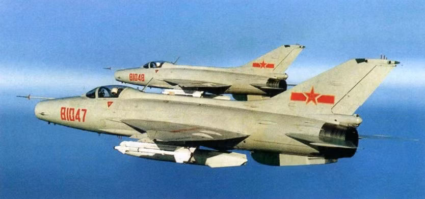 Các phân đội máy bay luân phiên này, ngoài một đơn vị máy bay của Không quân PLA thường trú tại sân bay Ngoại Sa Sán Đầu, được cho là đang sử dụng tiêm kích J-7E, loại máy bay đánh chặn hạng nhẹ, do Trung Quốc sao chép máy bay đánh chặn MiG-21 của Liên Xô từ những năm 1960, nhưng đã được Trung Quốc cải tiến.