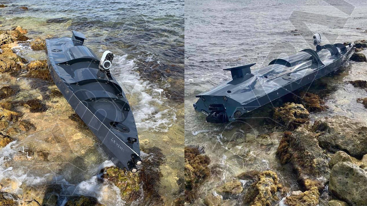 Vào tháng 9/2022, một chiếc USV tự sát của Ukraine lần đầu tiên được phát hiện mắc kẹt ở Sevastopol, đây là lần đầu tiên người ta có cái nhìn đầy đủ về loại vũ khí bí ẩn này của Ukraine. Nhưng rõ ràng, phiên bản USV đầu tiên được chụp vào thời điểm đó, có ngoại hình rất khác so với phiên bản mới được chụp lần này. 