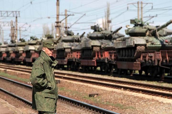 Trong khi đó, nhiều vũ khí hạng nặng của Nga vẫn tiếp tục được chuyển về biên giới Ukraine, nhưng có một điều bí hiểm đó là, hàng trăm thiết bị quân sự của Nga, được nhìn thấy tại nhà ga Maslovka, gần biên giới Ukraine đã bất ngờ biến mất chỉ trong vài giờ.