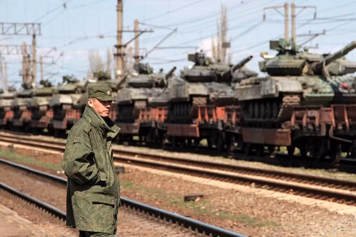 Trong khi đó, nhiều vũ khí hạng nặng của Nga vẫn tiếp tục được chuyển về biên giới Ukraine, nhưng có một điều bí hiểm đó là, hàng trăm thiết bị quân sự của Nga, được nhìn thấy tại nhà ga Maslovka, gần biên giới Ukraine đã bất ngờ biến mất chỉ trong vài giờ.