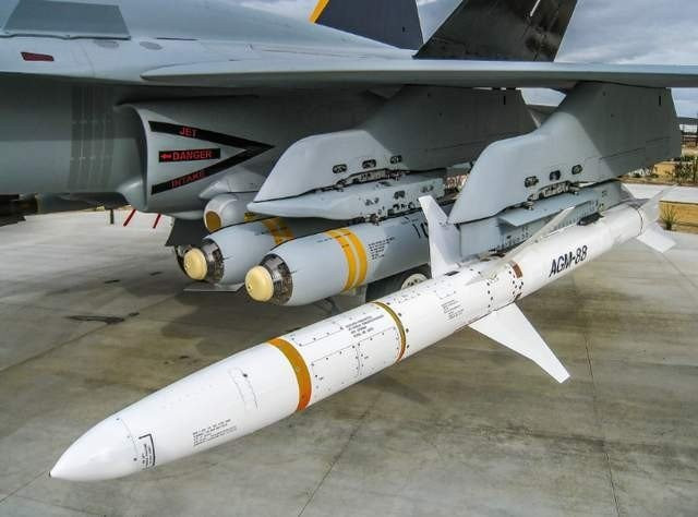 AGM-88 HARM là một trong những loại tên lửa chống radar chủ lực đang phục vụ trong quân đội Mỹ, loại tên lửa này có tính năng tổng hợp vượt trội và đã tham gia nhiều trận thực chiến. Ngoài sử dụng trong quân đội Mỹ, đồng minh Israel cũng đã nhập khẩu và sử dụng nó, và cũng đã nhiều lần đạt được kết quả rực rỡ.