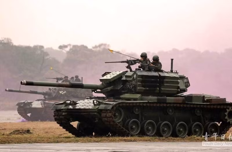 Đài Loan đã tìm cách mua xe tăng M1A2 trong hơn một thập kỷ để củng cố lực lượng xe tăng đã lạc hậu của họ. Lực lượng phòng vệ Đài Loan vẫn còn sử dụng những xe tăng chiến đấu M48 và một số ít xe tăng M60 Patton, được chế tạo từ thập niên 50/60 của thế kỷ trước; nhưng đã được Đài Loan nâng cấp nhiều lần.