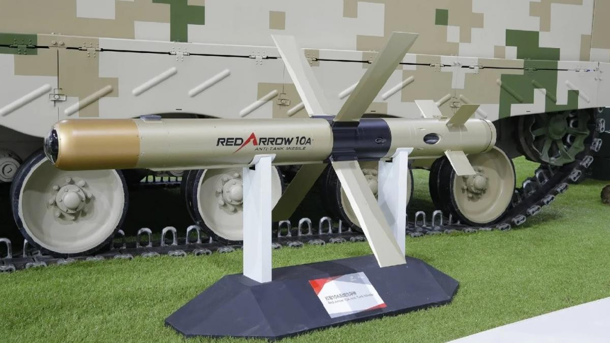 Tên lửa chống tăng HJ-10 là loại tên lửa chống tăng tầm xa, tầm bắn tối thiểu là 3 km; tối đa là 10 km; trọng lượng tên lửa 43 kg; tốc độ trung bình 200 m/s. Tên lửa sử dụng hệ thống dẫn đường trực tiếp, thông qua một sợi dây cáp quang, nối tên lửa với bảng điều khiển.