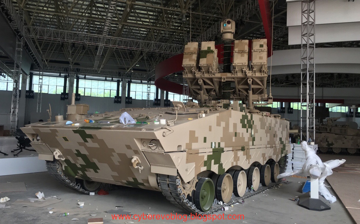 HJ-10 được trang bị đầu đạn nổ lõm (HEAT) song song, có thể xuyên thủng 1.400 mm giáp thép thông thường, được bảo vệ bằng giáp phản ứng nổ. Nhưng với trọng lượng nặng, HJ-10 chỉ có thể triển khai trên xe cơ giới, trực thăng vũ trang. Một chiếc ZBD-04A có thể mang 8 ống phóng tên lửa HJ-10.