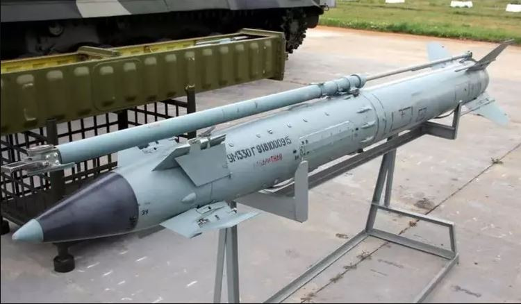 Ví dụ, mô-đun điều khiển, hệ thống dẫn đường vệ tinh và các bộ phận khác bên trong tên lửa 300mm, do bệ phóng tên lửa hạng nặng Tornado-S của Nga phóng, đều đến từ các công ty Mỹ. 