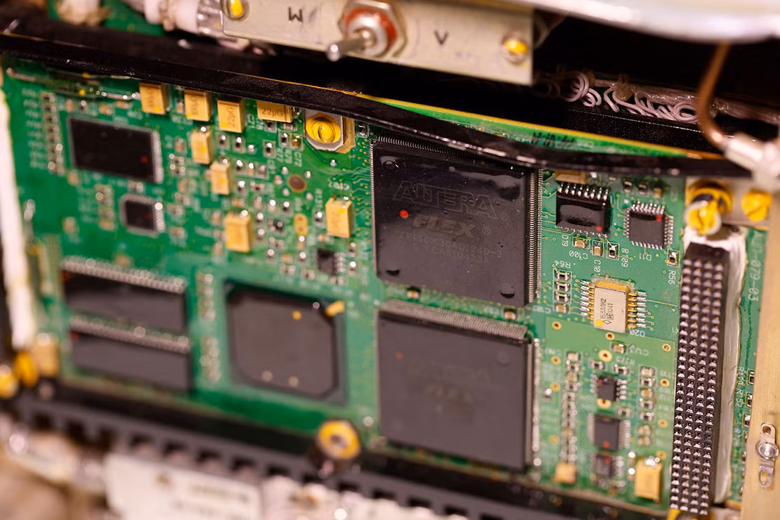 Mặc dù các nước phương Tây không trực tiếp xuất khẩu các thiết bị và linh kiện điện tử quan trọng sang Nga, nhưng Nga có thể có đủ linh kiện điện tử thông qua hợp tác với các nước bạn và các bên trung gian, để sản xuất vũ khí và tên lửa dẫn đường chính xác.