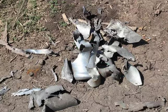 Những vũ khí này bao gồm mảnh vỡ của tên lửa hành trình Calibre, một máy bay không người lái cỡ lớn được bảo quản tốt, vỏ đạn mồi nhử tên lửa phòng không, mảnh vỡ của tên lửa siêu thanh và thậm chí cả mảnh vỡ của một chiếc trực thăng vũ trang… cùng nhiều thứ khác.