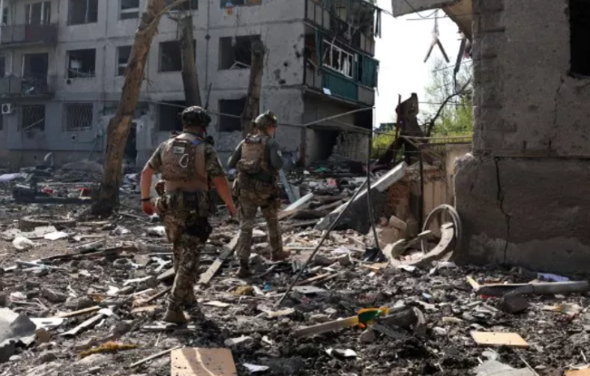 Tại thị trấn Novogrodovka, quân Ukraine đang cố gắng xây dựng các tuyến phòng thủ ở phía đông thị trấn, nơi có những tòa nhà nhiều tầng. Chiến thuật phòng thủ này của Quân đội Ukraine đã được sử dụng ở hầu hết các khu dân cư lớn ở khu vực Donbass. 