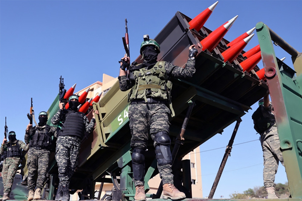 Đúng vào ngày kỷ niệm 50 năm Chiến tranh Yom Kippur (từ 6-25/10/1973), lực lượng vũ trang Hamas đã bất ngờ phát động các cuộc tấn công vào lãnh thổ Israel. Lực lượng Phòng vệ Israel (IDF) đã tiến hành đáp trả quyết liệt các cuộc tấn công của Hamas.