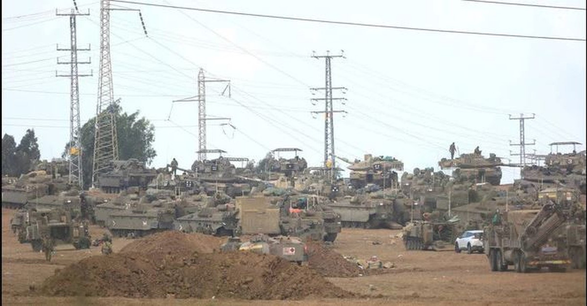 Trevithick viết: “Các lực lượng trên bộ của Israel sẽ phải đối mặt với vô số mối đe dọa ở Gaza và đặc biệt là UAV được trang bị vũ khí. Trước tình huống này, không có gì ngạc nhiên khi thấy những chiếc Merkava đầu tiên đã được phát hiện với giáp lồng trên nóc tháp pháo để chuẩn bị tiến vào dải Gaza”.