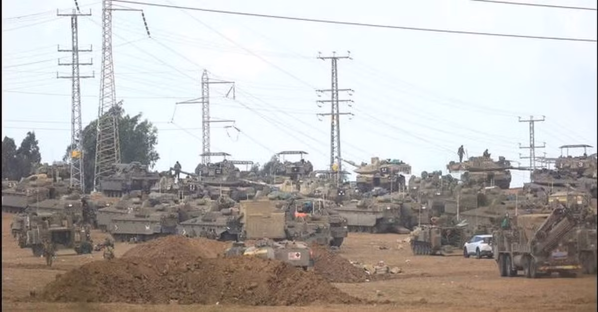 Trevithick viết: “Các lực lượng trên bộ của Israel sẽ phải đối mặt với vô số mối đe dọa ở Gaza và đặc biệt là UAV được trang bị vũ khí. Trước tình huống này, không có gì ngạc nhiên khi thấy những chiếc Merkava đầu tiên đã được phát hiện với giáp lồng trên nóc tháp pháo để chuẩn bị tiến vào dải Gaza”.