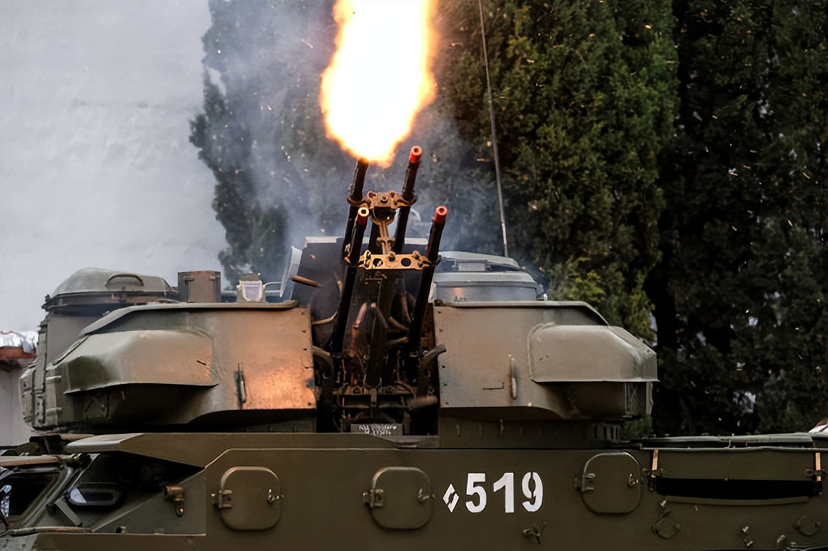 Do là pháo phòng không, nên ZSU-23-4 bắn đường đạn căng, sơ tốc đầu nòng lớn và có thể bắn nhiều loại đạn như nổ phá, xuyên giáp, đạn cháy, đạn vạch đường; nên nó cũng là vũ khí lý tưởng để tấn công các hỏa điểm, vị trí bắn tỉa hoặc chống tăng trên các nhà cao tầng trong thành phố.