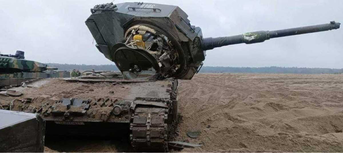 Xe tăng chiến đấu chủ lực Leopard 1A5, mặc dù chứng minh được "sự đáng tin cậy" ở mặt trận, nhưng thường chỉ được sử dụng “như pháo binh dã chiến do lớp giáp yếu". Và dòng Leopard 2A6 mới hơn, lại tốn kém đến mức việc sửa chữa ở tuyến đầu “là không thể”.