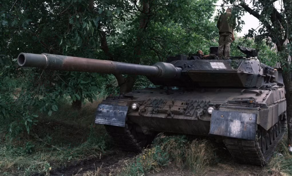 Ngoài ra, thiết kế phức tạp của xe tăng Leopard 2, khiến việc sửa chữa trên chiến trường sau khi bị hỏng hóc trở nên khó khăn; điều đó có nghĩa là những chiếc xe tăng bị hỏng, phải được chuyển đến miền Tây Ukraine và bàn giao cho các đơn vị bảo dưỡng chuyên nghiệp.