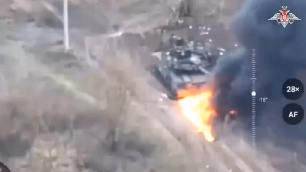 Một số xe tăng Leopard 2 bị hỏng, thậm chí phải được vận chuyển quãng đường dài đến Ba Lan để sửa chữa. Do đó, trong nhiều trường hợp, các vấn đề với xe tăng Leopard 2, đã khiến quân đội Ukraine phải sử dụng chúng chủ yếu như pháo binh, dùng chi viện hỏa lực từ phía sau vật che chắn.