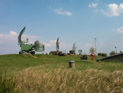 Hai quân chủng tác chiến trên không lớn của Liên Xô sử dụng các hệ thống chỉ huy khác nhau, nhưng hai hệ thống chỉ huy khác nhau này có một điểm chung, đó là không dựa vào máy bay cảnh báo sớm trên không mà chủ yếu dựa vào các trạm radar và dẫn đường từ mặt đất.