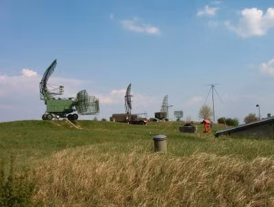 Hai quân chủng tác chiến trên không lớn của Liên Xô sử dụng các hệ thống chỉ huy khác nhau, nhưng hai hệ thống chỉ huy khác nhau này có một điểm chung, đó là không dựa vào máy bay cảnh báo sớm trên không mà chủ yếu dựa vào các trạm radar và dẫn đường từ mặt đất.