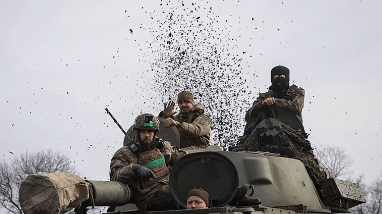 Còn tại sao Quân đội Ukraine cố bám trụ ở Bakhmut? Thứ nhất, Bakhmut có công sự hoàn chỉnh; thứ hai, nó là tấm khiên bảo vệ Slavyansk, vị trí nòng cốt của Quân đội Ukraine ở Donbass. Thứ ba, chiến dịch Bakhmut thu hút lực lượng chủ lực của Quân đội Nga và tạo cơ hội chiến đấu cho Quân đội Ukraine ở những nơi khác.