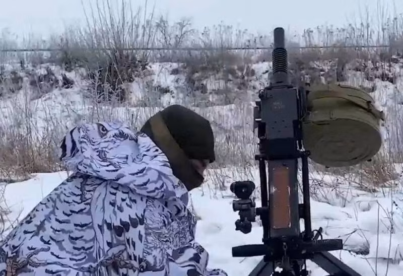 Ở phía đông nam Bakhmut, quân Nga đã chiếm tòa nhà ký túc xá trên phố Boris Grinchenko và Quân đội Ukraine vẫn đang bị mắc kẹt trong bãi rác gần đó. Phía nam Bakhmut, quân Nga chiếm được phố Độc lập.