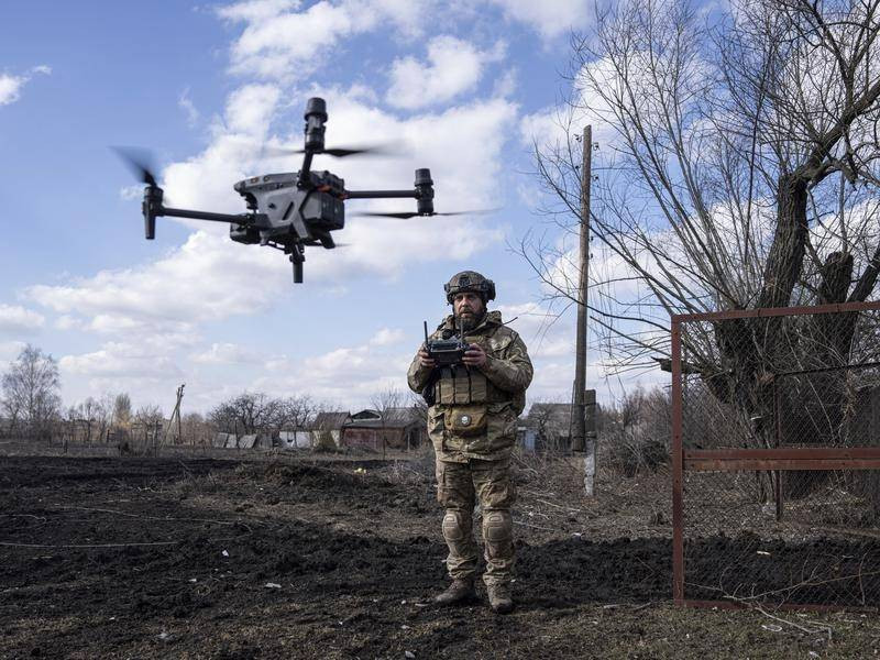 Để kiềm chế cuộc tấn công của Nga, tại Bakhmut, đội UAV của lực lượng đặc biệt Ukraine đã sử dụng 38 chiếc UAV để tìm kiếm và trinh sát trên không cùng lúc, cung cấp cho các trận địa pháo Ukraine ở sâu phía sau những thông tin về tọa độ các mục tiêu của quân Nga. 