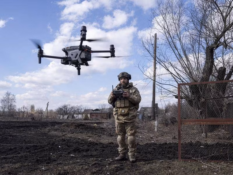 Để kiềm chế cuộc tấn công của Nga, tại Bakhmut, đội UAV của lực lượng đặc biệt Ukraine đã sử dụng 38 chiếc UAV để tìm kiếm và trinh sát trên không cùng lúc, cung cấp cho các trận địa pháo Ukraine ở sâu phía sau những thông tin về tọa độ các mục tiêu của quân Nga. 