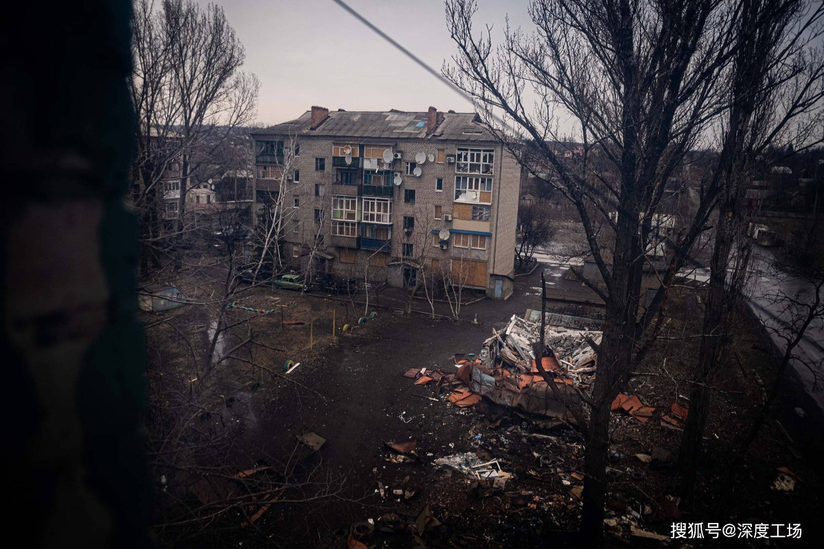 Các đơn vị Ukraine đã mạo hiểm mạng sống của mình để cầm chân quân Nga tại Bakhmut; hiện các cuộc giao tranh tàn khốc trên đường phố đã nổ ra. Theo các thông tin mới nhất, ở phía bắc Bakhmut, Quân đội Nga (bao gồm cả lực lượng lính đánh thuê Wagner), đã tiến vào Phố Rechnaya.