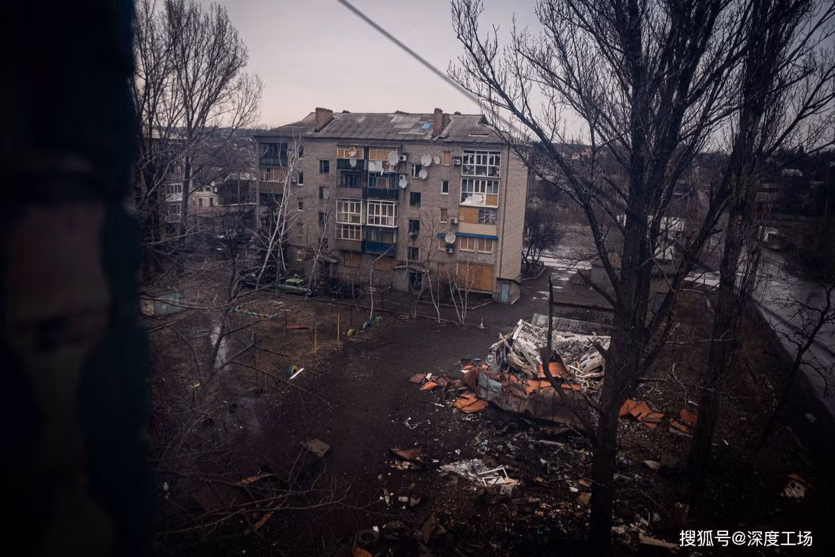 Các đơn vị Ukraine đã mạo hiểm mạng sống của mình để cầm chân quân Nga tại Bakhmut; hiện các cuộc giao tranh tàn khốc trên đường phố đã nổ ra. Theo các thông tin mới nhất, ở phía bắc Bakhmut, Quân đội Nga (bao gồm cả lực lượng lính đánh thuê Wagner), đã tiến vào Phố Rechnaya.