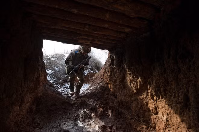 Vào sáng 12/02, việc sơ tán các nhà ngoại giao nước ngoài khỏi Ukraine đã bắt đầu, khi các cơ quan tình báo lớn của thế giới như CIA (Mỹ), MI5 (Anh), Mossat (Israel) đều đưa ra cảnh báo chiến tranh, có thể bùng phát vào tuần tới.