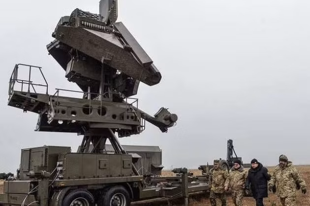 Còn sau khi Quân đội Ukraine triển khai các tổ hợp tên lửa phòng không Buk-M1, S-125 và S-300 ở Donbass, theo đánh giá của các chuyên gia quân sự Nga, những vũ khí này của Ukraine, có thể đe dọa các máy bay dân sự của Nga.