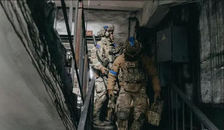 Việc Bộ Tổng tham mưu Quân đội Ukraine ra lệnh rút quân khỏi Avdiivka nhằm bảo toàn lực lượng, để một cuộc phản công lớn ở giai đoạn sau là quyết định đúng đắn. Tuy nhiên điều đó đồng nghĩa với việc thu hẹp phòng thủ, có thể sẽ xảy ra vấn đề lớn (Nguồn ảnh: CNN, Reuters, Sputnik). 