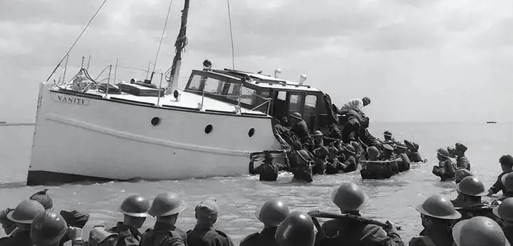 Trong cuộc triệt thoái Dunkirk, chỉ trong vòng một tuần, 336.000 trong số 400.000 người đã được vận chuyển từ Pháp sang Anh bằng tàu thủy, tàu đánh cá, tàu chở hàng,... Nhờ đó bảo toàn sức mạnh cho cuộc phản công chống Đức sau này.