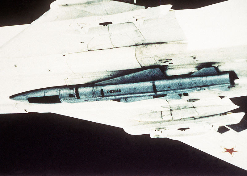 Vậy tên lửa Kh-22 là loại tên lửa gì mà khiến hệ thống phòng không bất lực? Đây là loại tên lửa chống hạm cỡ lớn, có tầm bắn xa, còn được NATO gọi với mật danh AS-4 Kitchen, do Phòng thiết kế MKB Raduga của Liên Xô phát triển. 