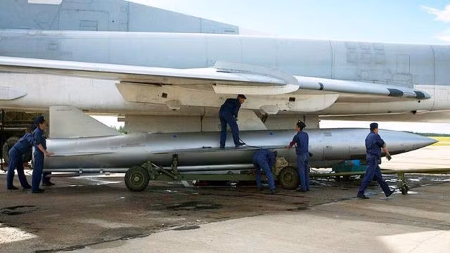 Kh-22 được trang bị động cơ tên lửa nhiên liệu lỏng Tumansky, sử dụng thành phần TG-02 (Tonka-250) và IRFNA (axit nitric bốc khói đỏ) làm nhiên liệu. Động cơ sử dụng nhiên liệu lỏng này, giúp tên lửa đạt tốc độ đáng kinh ngạc lên tới Mach 4,6 và bay xa tới 600 km (320 hải lý).