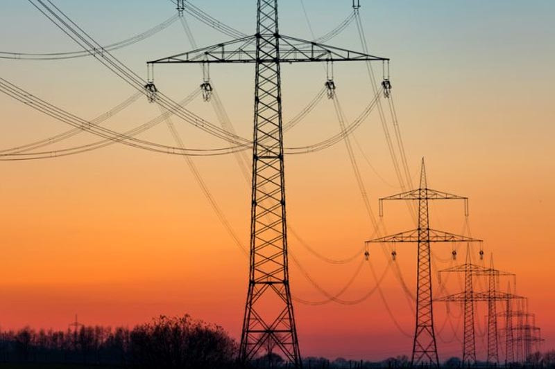 Điều duy nhất có lợi cho Ukraine, là hệ thống điện được xây dựng từ thời Liên Xô và Liên Xô đã chuẩn bị cho Thế chiến thứ ba khi Mỹ không kích vào hệ thống điện. Vì vậy, Liên Xô đã thiết kế và xây dựng lưới điện Ukraine với mức độ dự phòng cao; ngay cả khi một phần của nó bị phá hủy, thì các phần còn lại vẫn hoạt động bình thường và có thể phục hồi ngay.