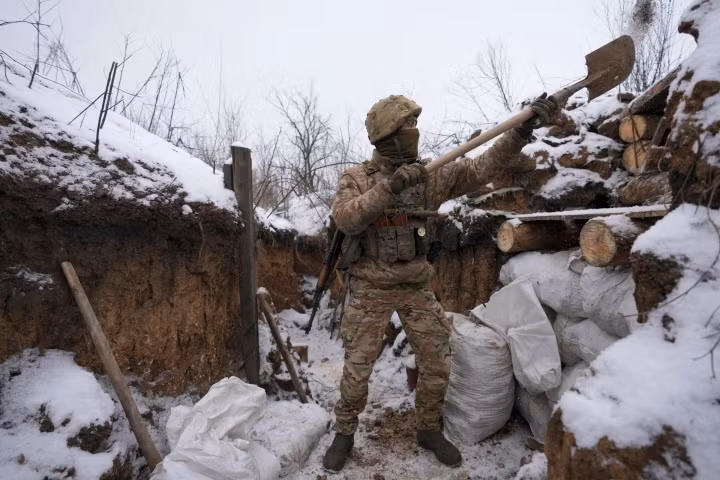 Nhưng mùa đông năm nay, Ukraine sẽ gặp nhiều khó khăn. Cuối tháng 10, Ukraine đón đợt tuyết rơi đầu tiên, thời tiết lạnh giá đang đến gần khiến cuộc sống của người dân Ukraine trở nên khó khăn. 