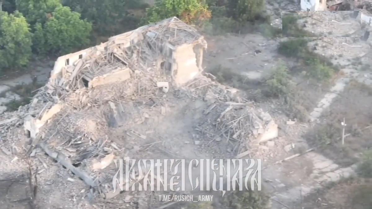 Cũng trong một đoạn video của trang Avia.pro đăng tải, 4 quả bom dẫn đường với mô-đun cánh lượn UMPK đã được máy bay chiến đấu của Nga thả chính xác vào một trung tâm kiểm soát quân sự của Ukraine, nằm ở hữu ngạn sông Dnieper ở vùng Kherson, khiến mục tiêu bị phá hủy hoàn toàn. (Nguồn ảnh: Rvvoenkory, Sputnik, X).