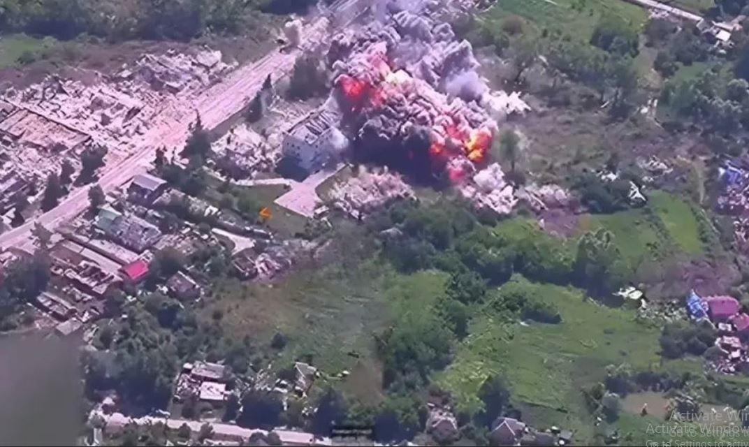 Như các nguồn tin chuyên môn làm rõ, mục tiêu hôm nay của bom lượn FAB-3000 M54 là sở chỉ huy của Tiểu đoàn dù số 3, thuộc Lữ đoàn đặc nhiệm số 13 của Lực lượng Vệ binh Quốc gia Ukraine ở Liptsy, vùng Kharkov. Theo thông tin, quả bom tấn của Nga đã làm đơn vị giảm đi ít nhất 70 người.