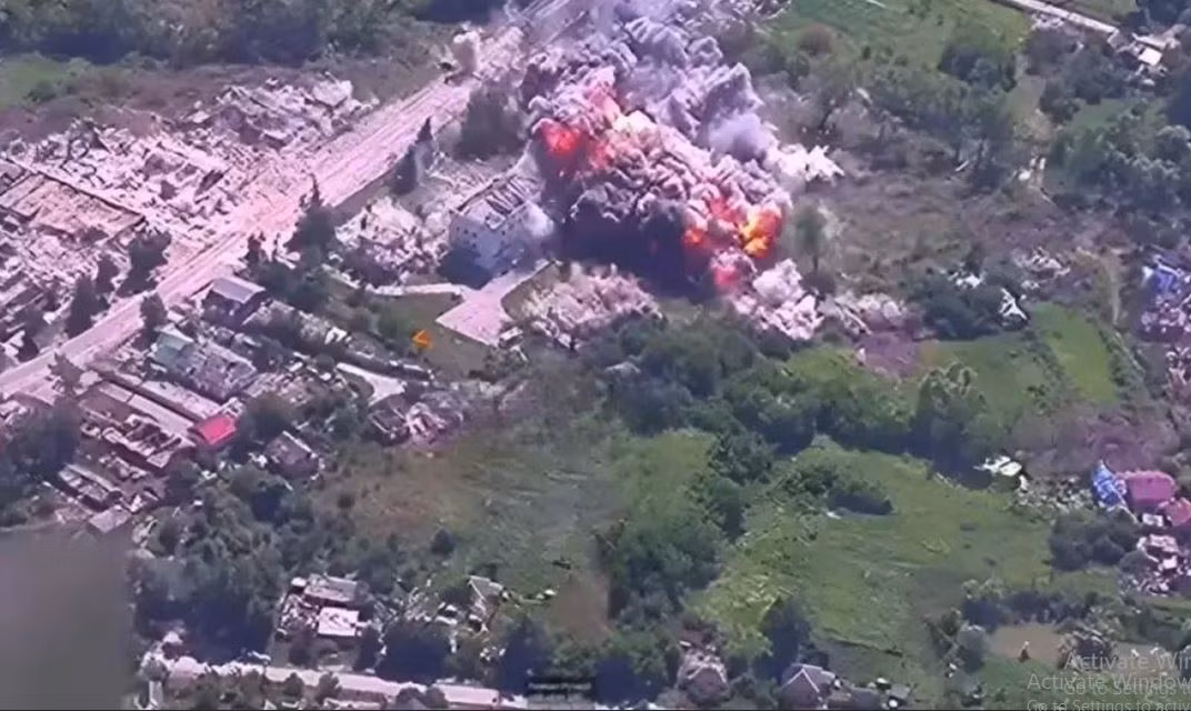 Như các nguồn tin chuyên môn làm rõ, mục tiêu hôm nay của bom lượn FAB-3000 M54 là sở chỉ huy của Tiểu đoàn dù số 3, thuộc Lữ đoàn đặc nhiệm số 13 của Lực lượng Vệ binh Quốc gia Ukraine ở Liptsy, vùng Kharkov. Theo thông tin, quả bom tấn của Nga đã làm đơn vị giảm đi ít nhất 70 người.