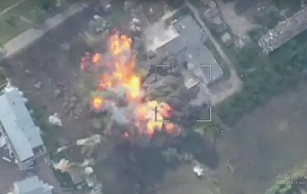 Đoạn phim về một cuộc tấn công khác của Quân đội Nga vào các vị trí của Quân đội Ukraine bằng bom hạng nặng FAB-3000 đã được công bố. Việc Nga liên tiếp sử dụng loại vũ khí tấn công hạng nặng này, đã gây hoang mang trong hàng ngũ Quân đội Ukraine. 