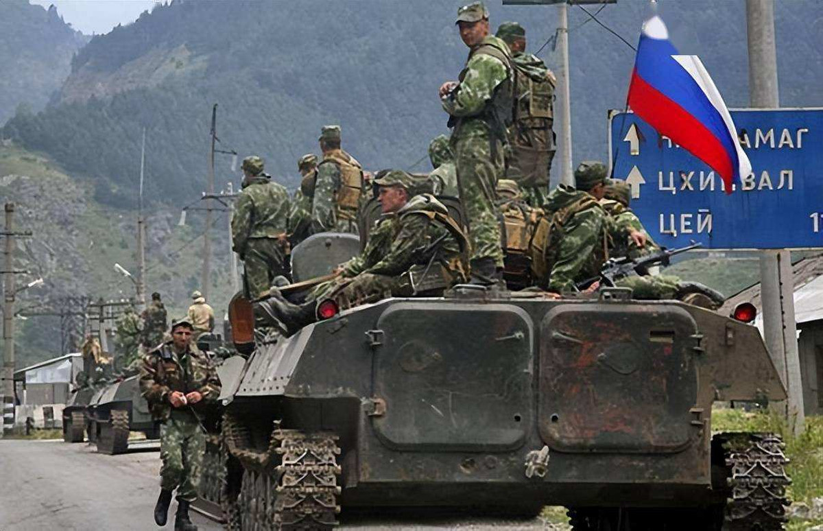 Bộ Tổng tham mưu Nga đang nỗ lực nhằm liên kết các đơn vị chiến đấu ở khu vực đông nam Kharkov và khu vực tây bắc Donetsk; theo thông tin của tình báo Mỹ, hiện quân Nga chỉ còn cách Slavyansk 20 km; như vậy các trận địa phòng ngự của Quân đội Ukraine ở ngoại ô Slavyansk, đã nằm trong tầm đạn pháo của quân Nga.