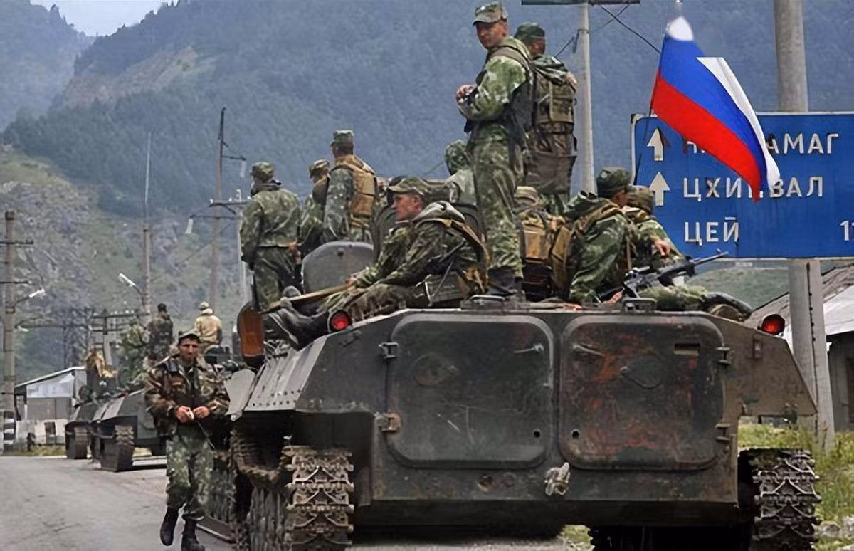 Bộ Tổng tham mưu Nga đang nỗ lực nhằm liên kết các đơn vị chiến đấu ở khu vực đông nam Kharkov và khu vực tây bắc Donetsk; theo thông tin của tình báo Mỹ, hiện quân Nga chỉ còn cách Slavyansk 20 km; như vậy các trận địa phòng ngự của Quân đội Ukraine ở ngoại ô Slavyansk, đã nằm trong tầm đạn pháo của quân Nga.