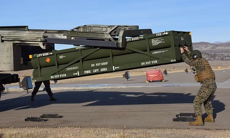 Nhưng khó khăn của Quân đội Ukraine là binh lính vẫn chưa được huấn luyện sử dụng pháo M270, và các cố vấn quân sự Anh đã từ chối đến Donbass, vì lo ngại bị thiệt mạng bởi hỏa lực của quân Nga. Do đó, quân đội Ukraine sẽ phải huấn luyện loại pháo này tại Anh và như vậy, sẽ phải mất một thời gian nữa, Quân đội Ukraine mới sử dụng được loại pháo này.