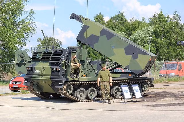 Còn Anh cũng đang cố gắng theo kịp Mỹ, sẽ cung cấp cho Ukraine hệ thống pháo phản lực phóng loạt M270, kèm theo đó sẽ là số lượng lớn đạn M31A1. Mục tiêu của Anh là ngăn chặn việc Nga sử dụng pháo tầm xa.