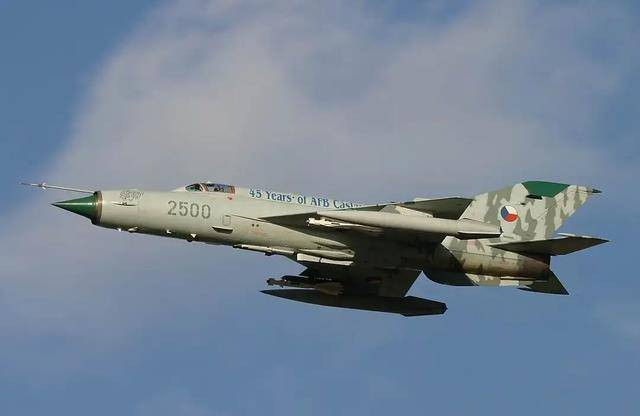 Ngoài công nghệ xe tăng còn có công nghệ cốt lõi về máy bay chiến đấu MiG-21. Khi Trung Quốc và Liên Xô có quan hệ tốt đẹp, Trung Quốc đã được Liên Xô chuyển giao công nghệ lắp ráp và sản xuất chiến đấu cơ MiG-21, được coi là mẫu tiêm kích hiện đại nhất của Liên Xô khi đó.