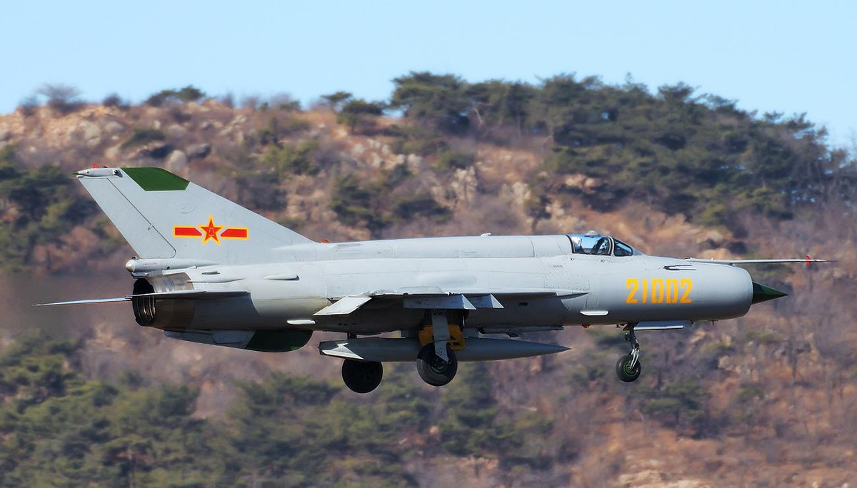 Việc nghiên cứu và phát triển thành công chiến đấu cơ J-7, cũng đã thúc đẩy sự đổi mới và chuyển đổi lớn của Trung Quốc trong lĩnh vực sản xuất máy bay chiến đấu; điều này không thể tách rời khỏi sự hỗ trợ mà Romania gửi đến.