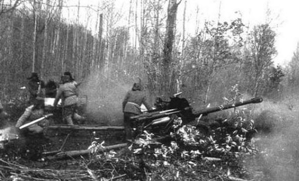 Vào giữa thập niên 1960, khi mối quan hệ Trung – Xô rơi vào khủng hoảng, nguồn hỗ trợ công nghệ quốc phòng của Liên Xô cho Trung Quốc bị đóng băng; việc này dẫn đến nguồn công nghệ quốc phòng từ Liên Xô cho Trung Quốc cũng bị dừng hẳn.