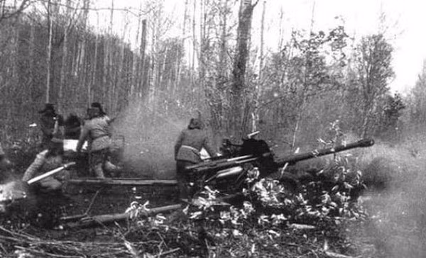 Vào giữa thập niên 1960, khi mối quan hệ Trung – Xô rơi vào khủng hoảng, nguồn hỗ trợ công nghệ quốc phòng của Liên Xô cho Trung Quốc bị đóng băng; việc này dẫn đến nguồn công nghệ quốc phòng từ Liên Xô cho Trung Quốc cũng bị dừng hẳn.